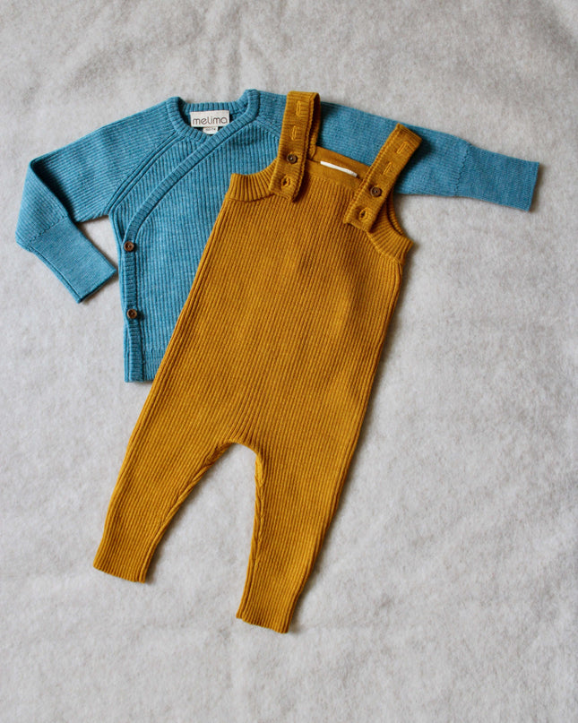 Kleines Set Wickeljacke & Latzhose